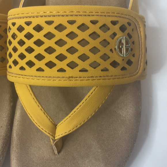 Giani Bernini Releigh Thong Yellow Sandal NIB - Picture 3 of 7